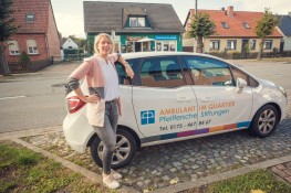 Sophie Schönemann vor Auto des ambulanten Pflegedienstes in Letzlingen