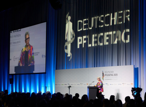 Pflege.Selbstbestimmt Deutscher Pflegetag Bühne mit großem Logo im Hintergrund