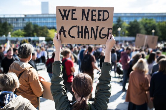 Junge Menschen protestieren